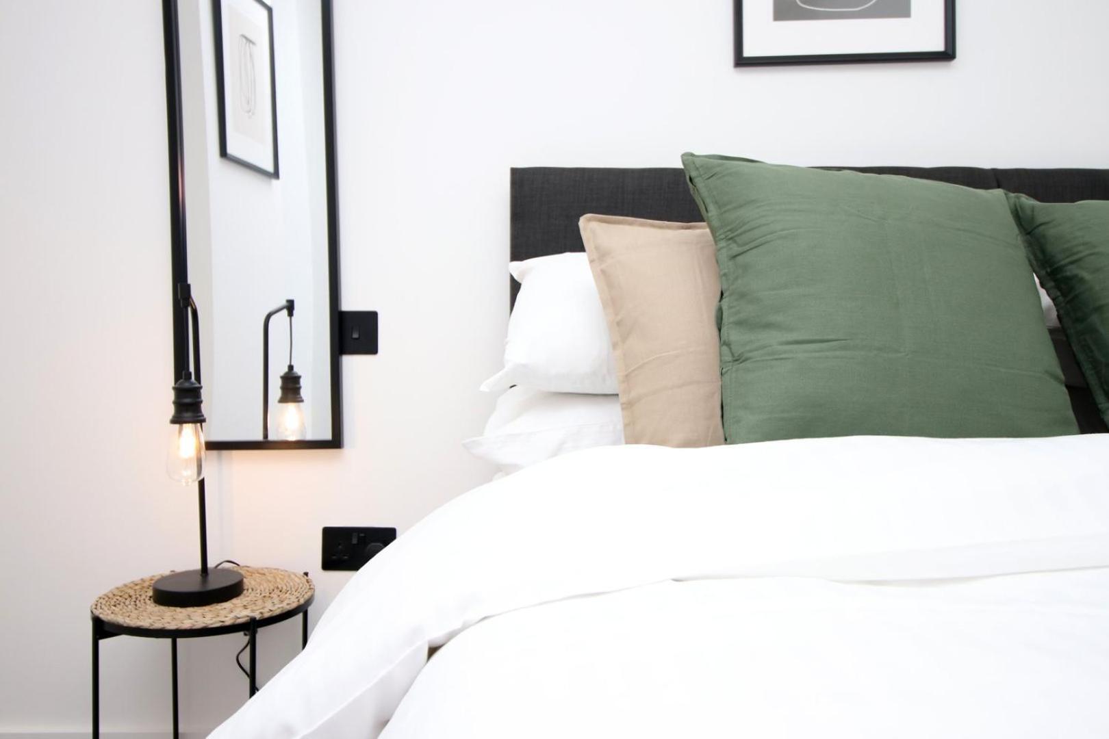 2 Bedroom With Free Parking Swindon Ngoại thất bức ảnh