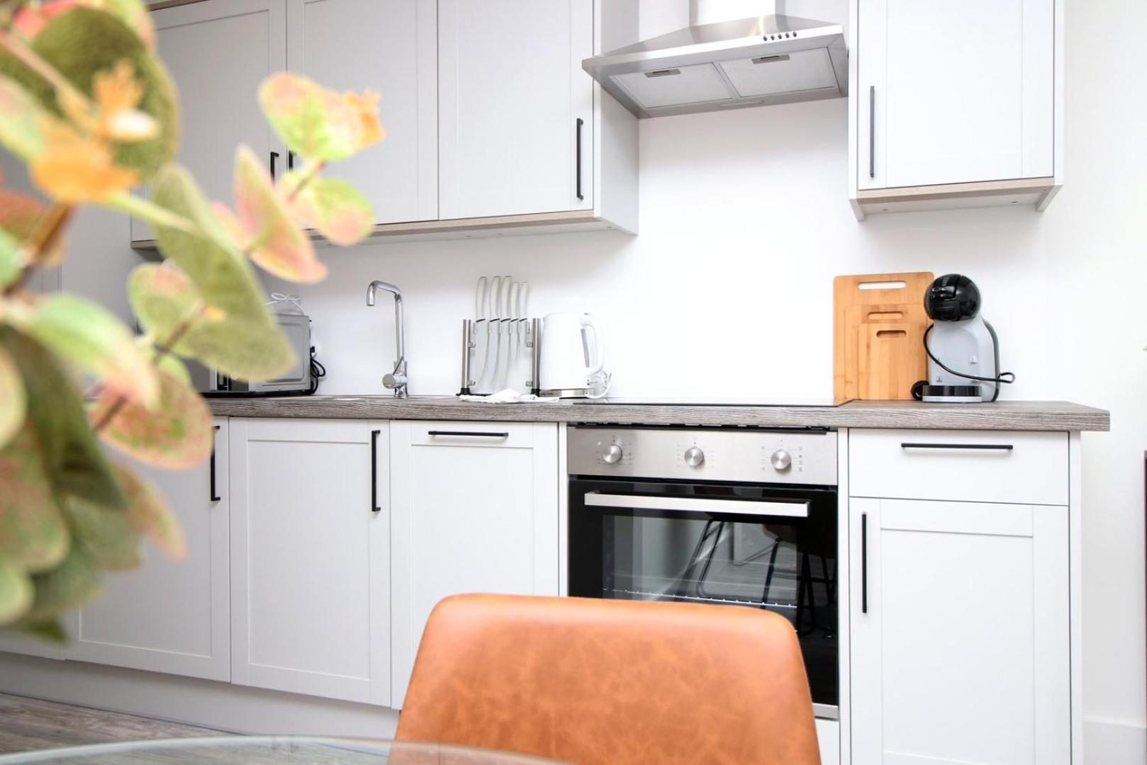 2 Bedroom With Free Parking Swindon Ngoại thất bức ảnh