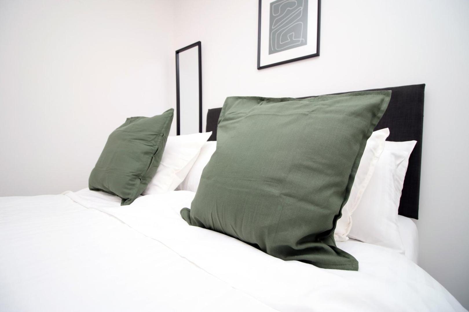 2 Bedroom With Free Parking Swindon Ngoại thất bức ảnh