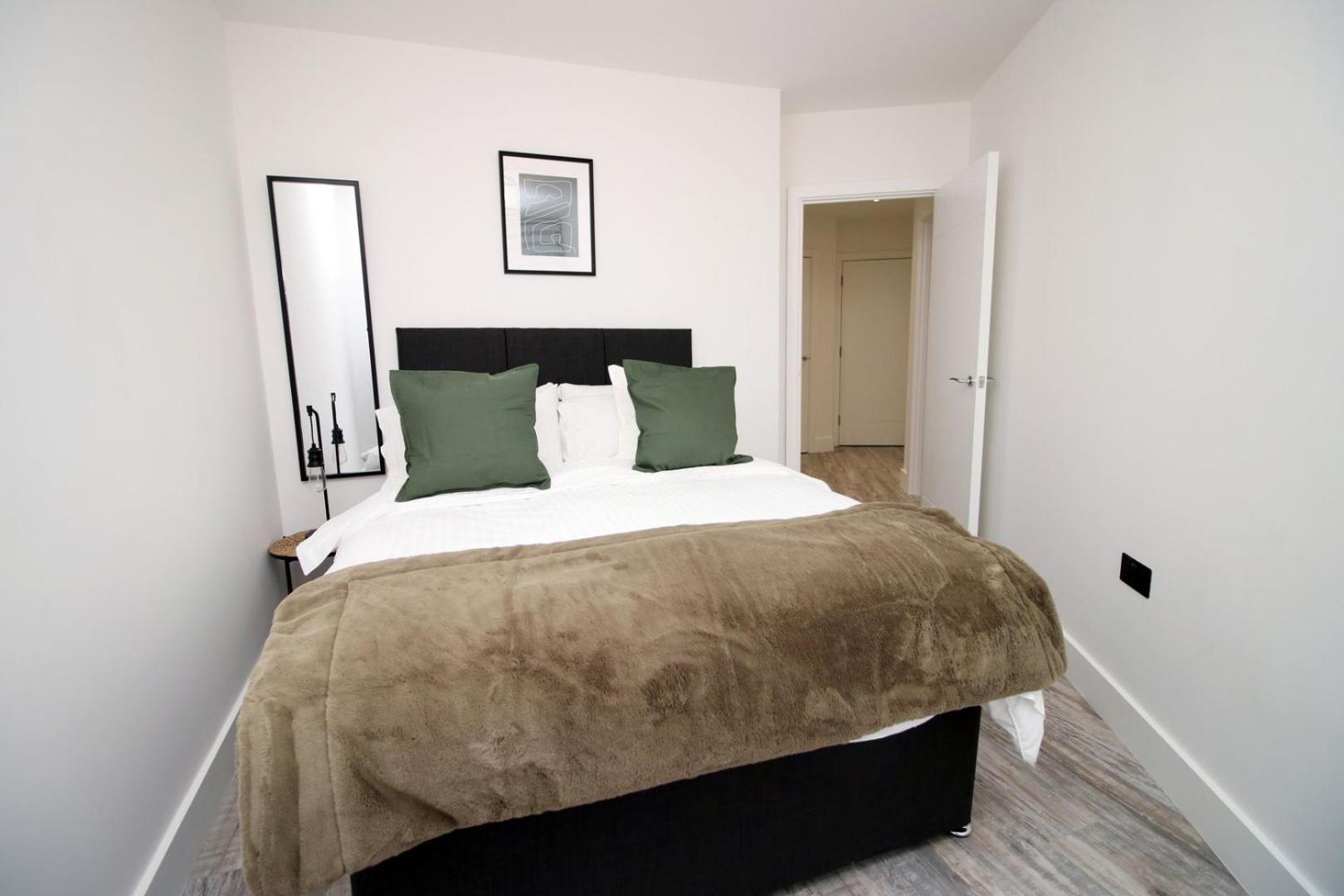 2 Bedroom With Free Parking Swindon Ngoại thất bức ảnh