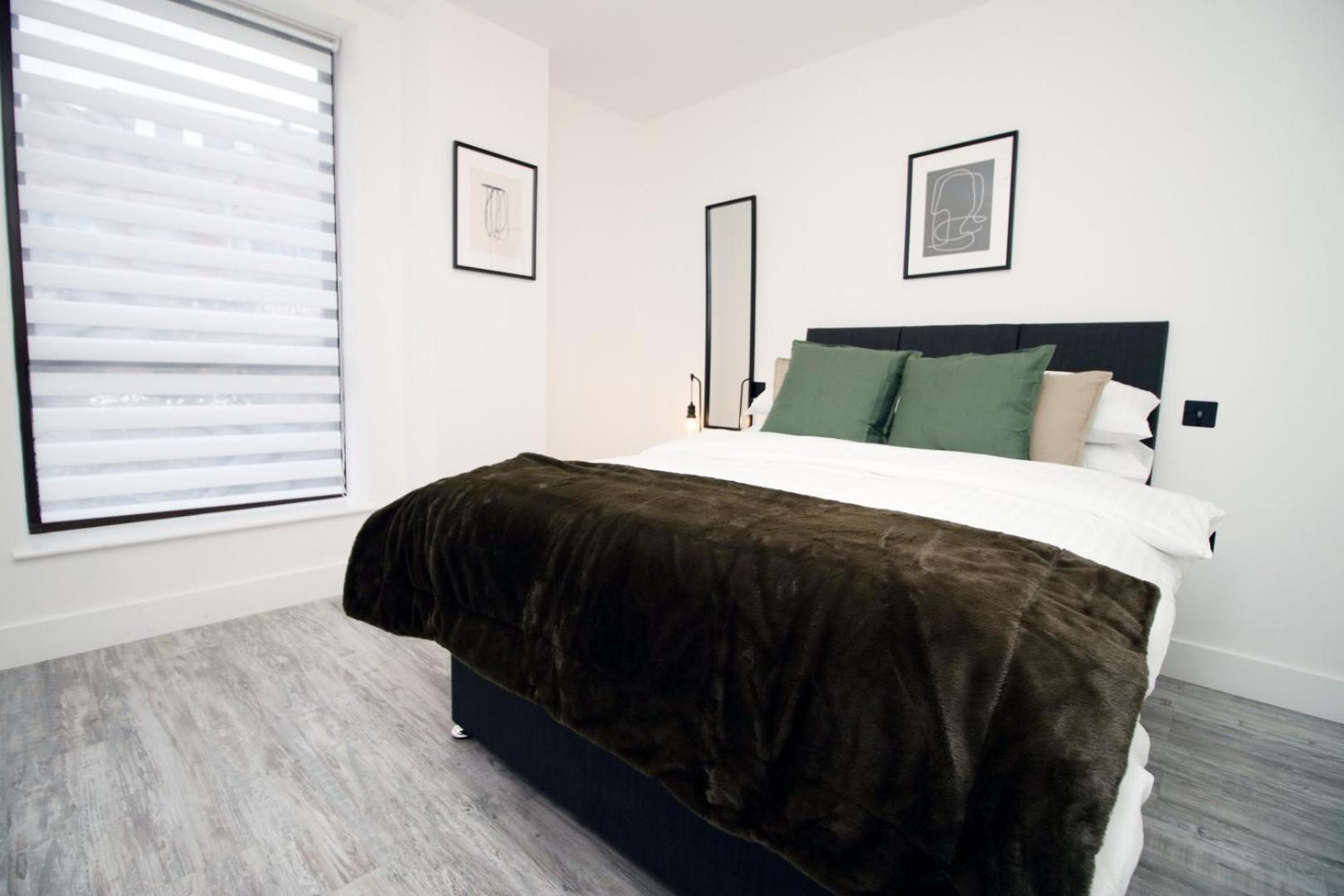 2 Bedroom With Free Parking Swindon Ngoại thất bức ảnh