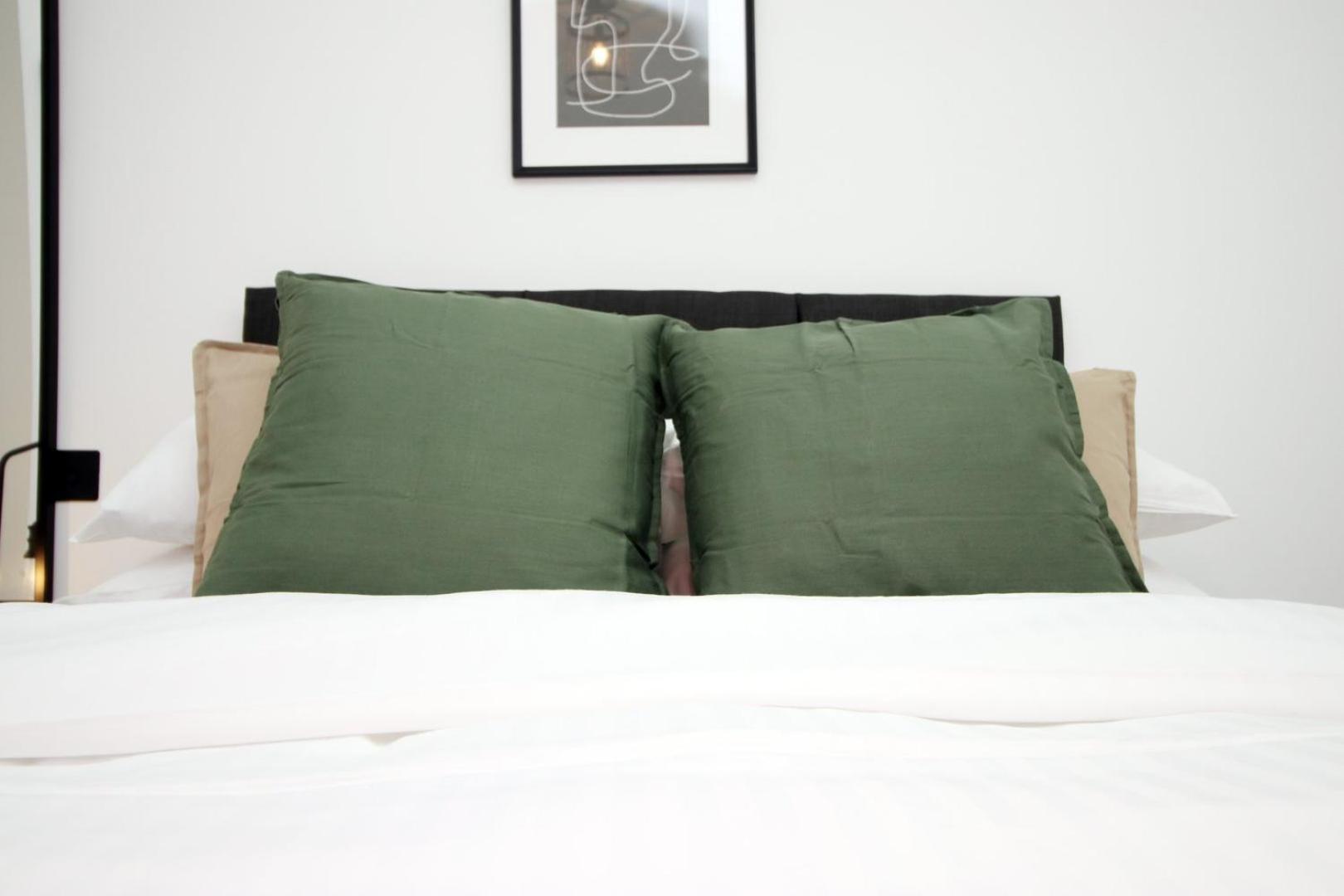 2 Bedroom With Free Parking Swindon Ngoại thất bức ảnh