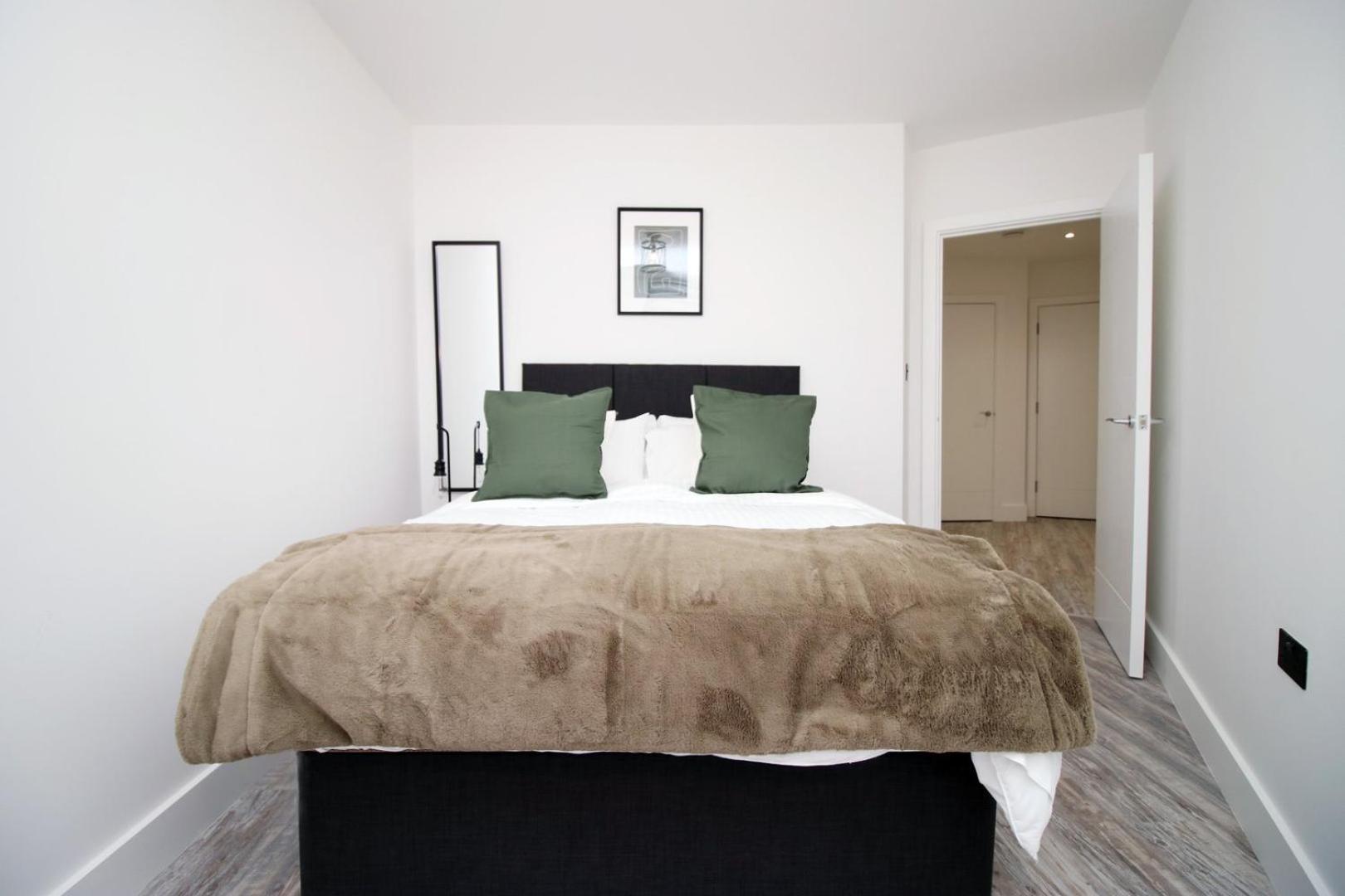 2 Bedroom With Free Parking Swindon Ngoại thất bức ảnh