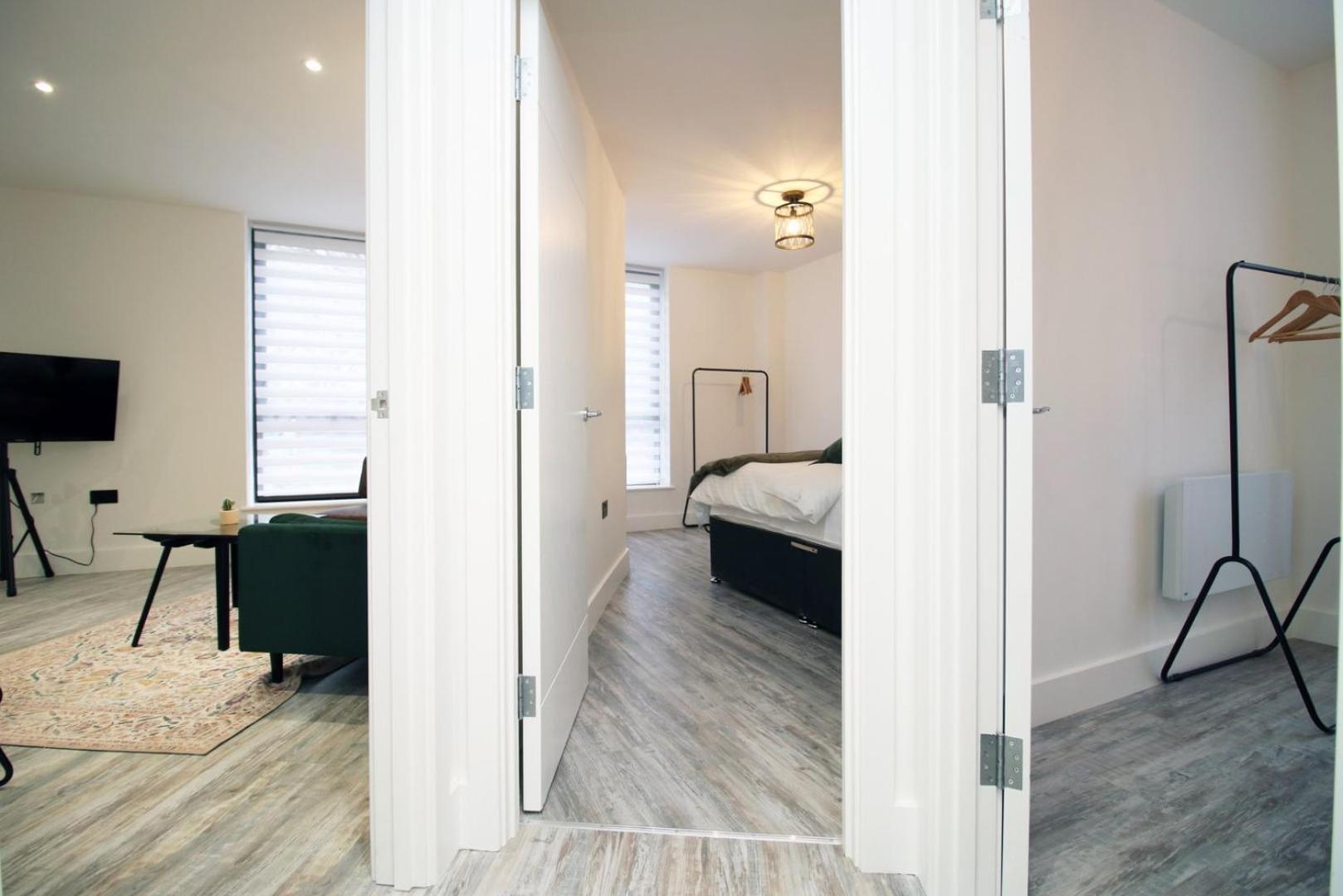 2 Bedroom With Free Parking Swindon Ngoại thất bức ảnh